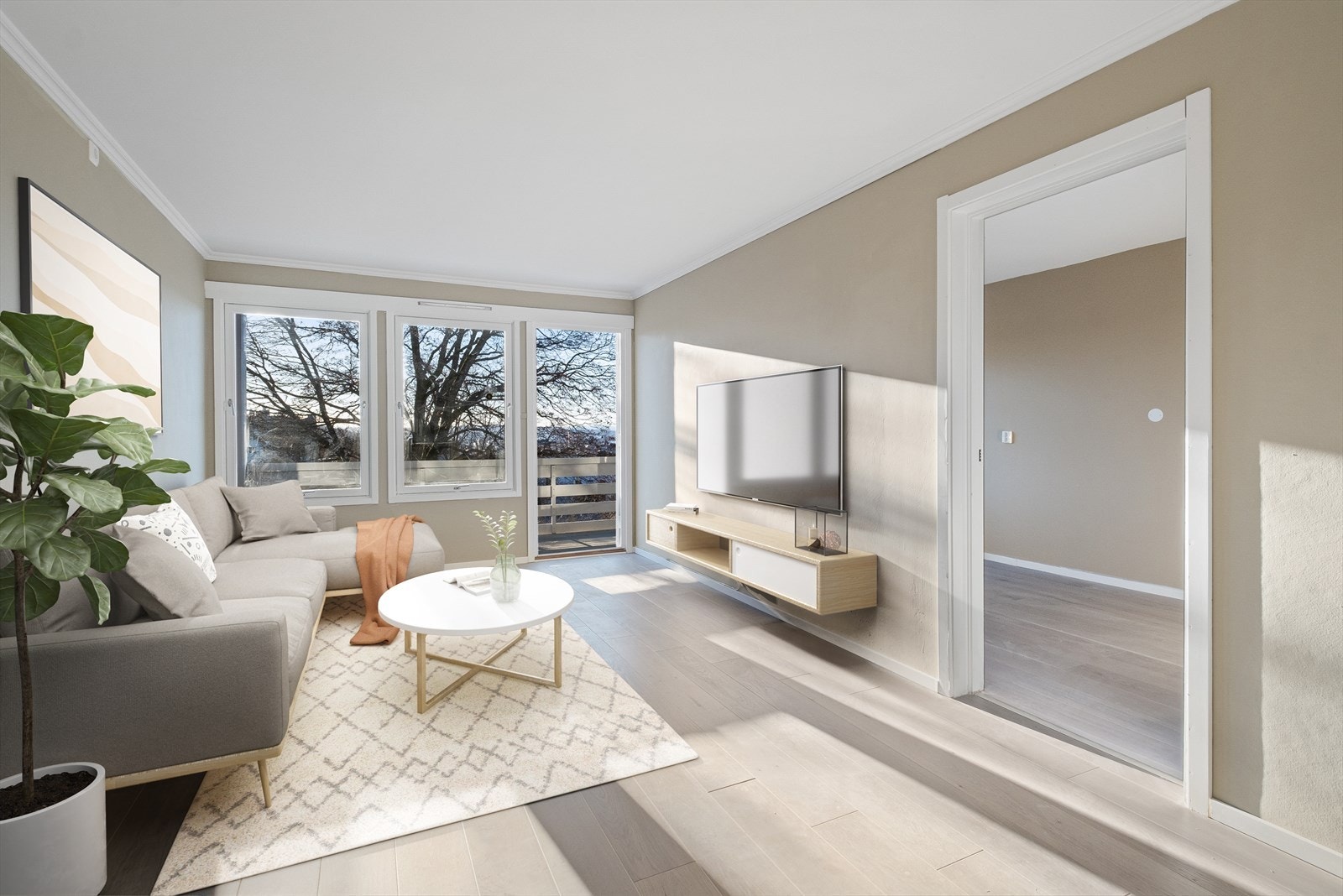 Romslig stue, med utgang til balkong (virituelt stylet) Galleribilde