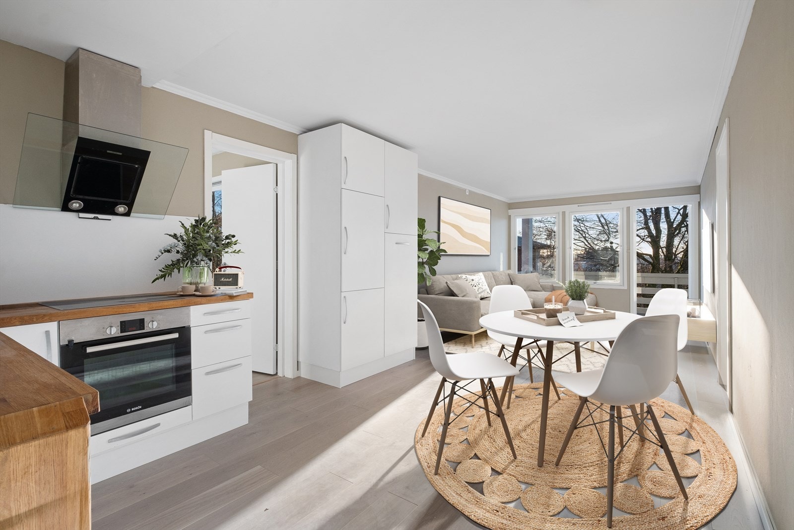 Stor og åpen løsning med sydvestvendte vinduer og masse lys (Virituelt stylet) Galleribilde