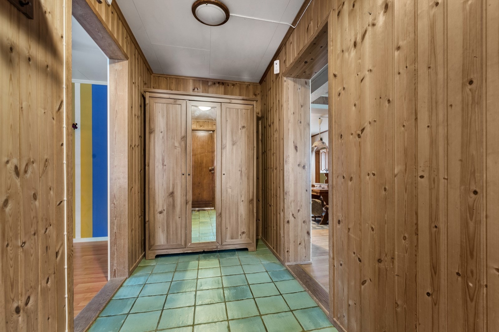 Flislagt entré med garderobeskap. Galleribilde