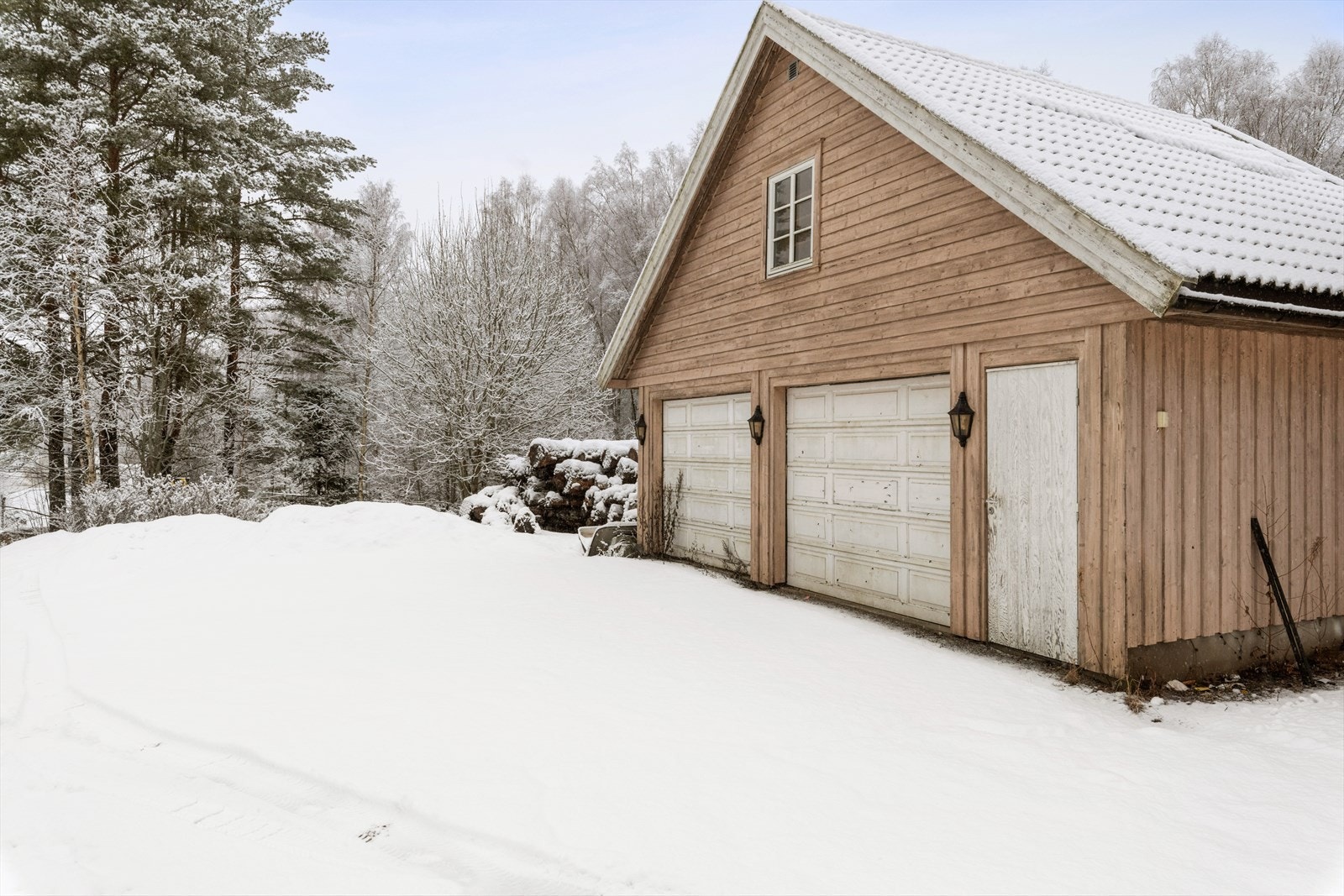 Det er god plass til parkering på egen gårdsplass eller i dobbel garasje fra 2006. Galleribilde
