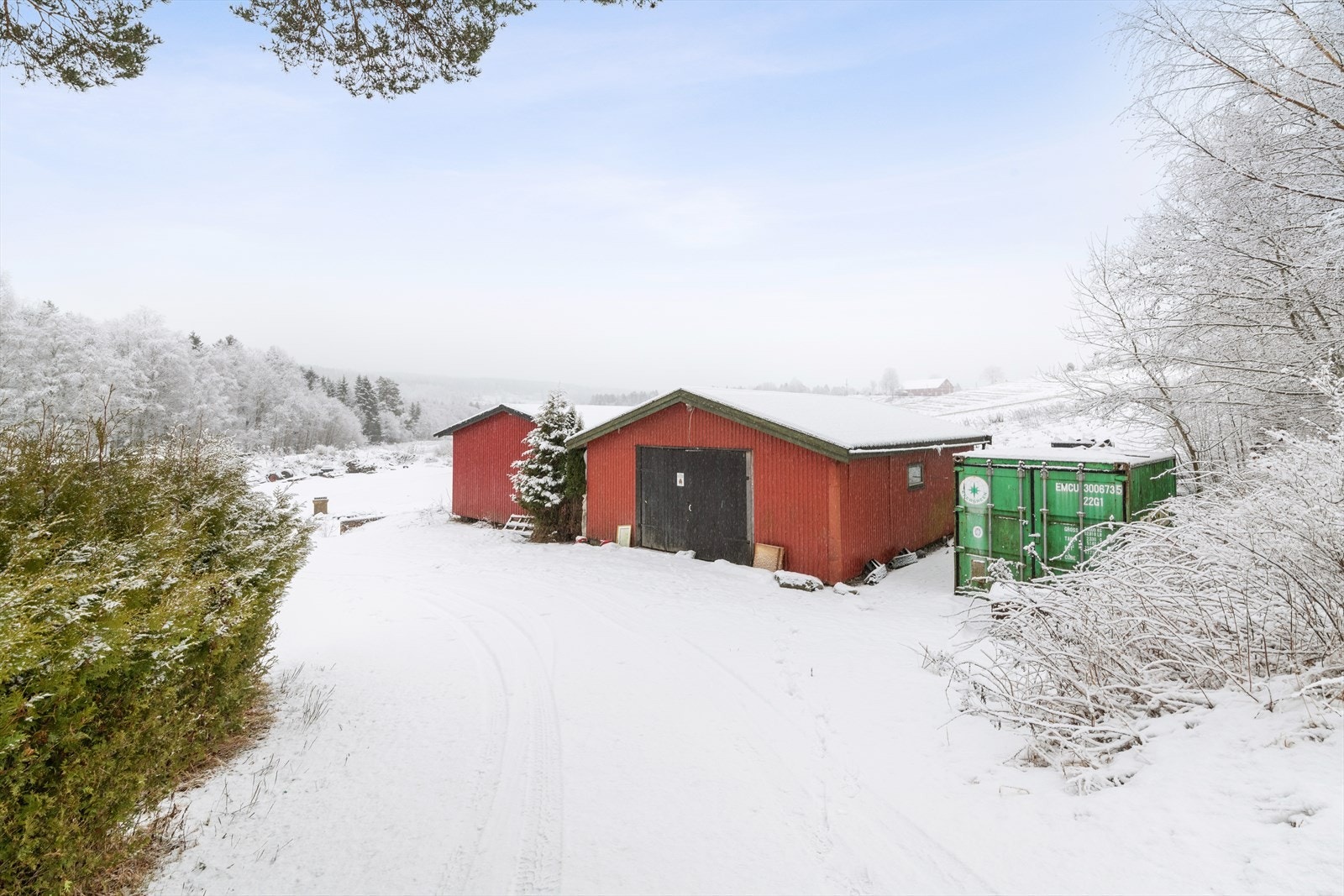 Stallen / garasjen er på ca. 59 kvm og ble bygget i 1996. Galleribilde