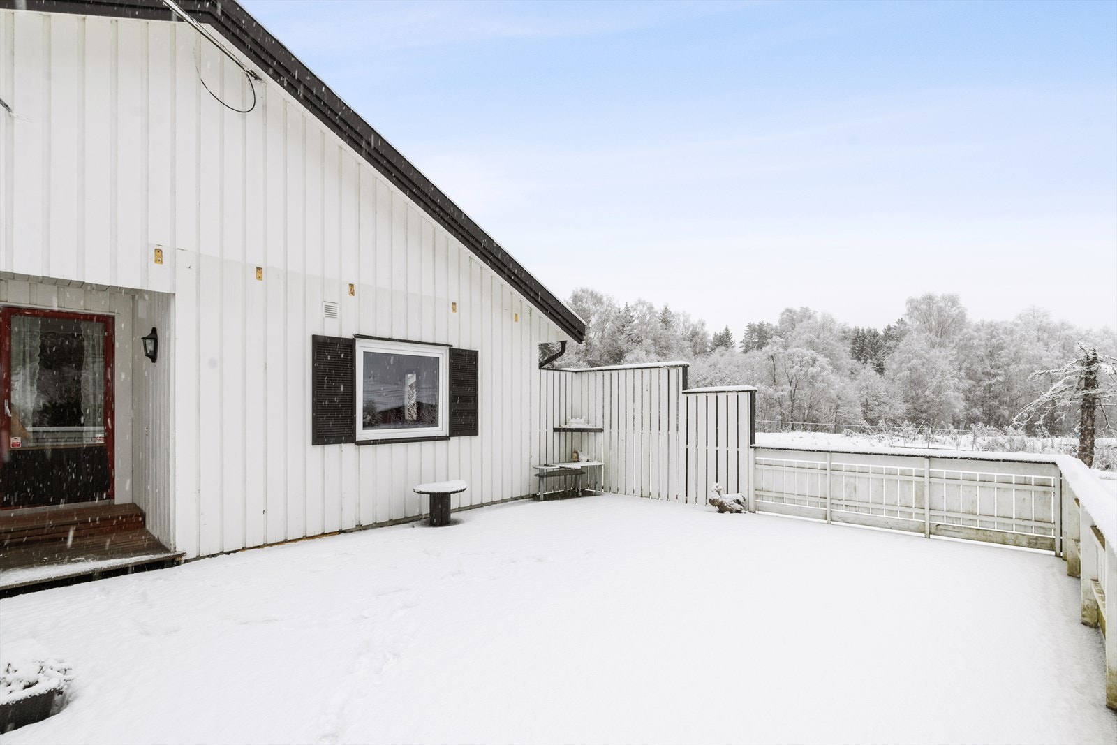 Fra stuen er det utgang til en romslig og delvis overbygd terrasse. Galleribilde