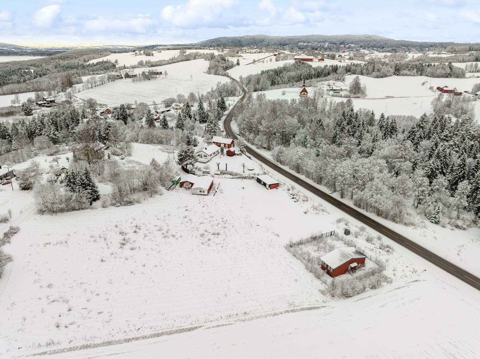 Eiendommen omfatter gårdsplass, en skogsteig på motsatt side av av rv22 og en skogsteig på Tyrihjellen, ca 2 km fra tunet. Det tilhører også en festetomt på som benyttes til forsterkerstasjon (inngjerdet område nederst på bildet). Galleribilde