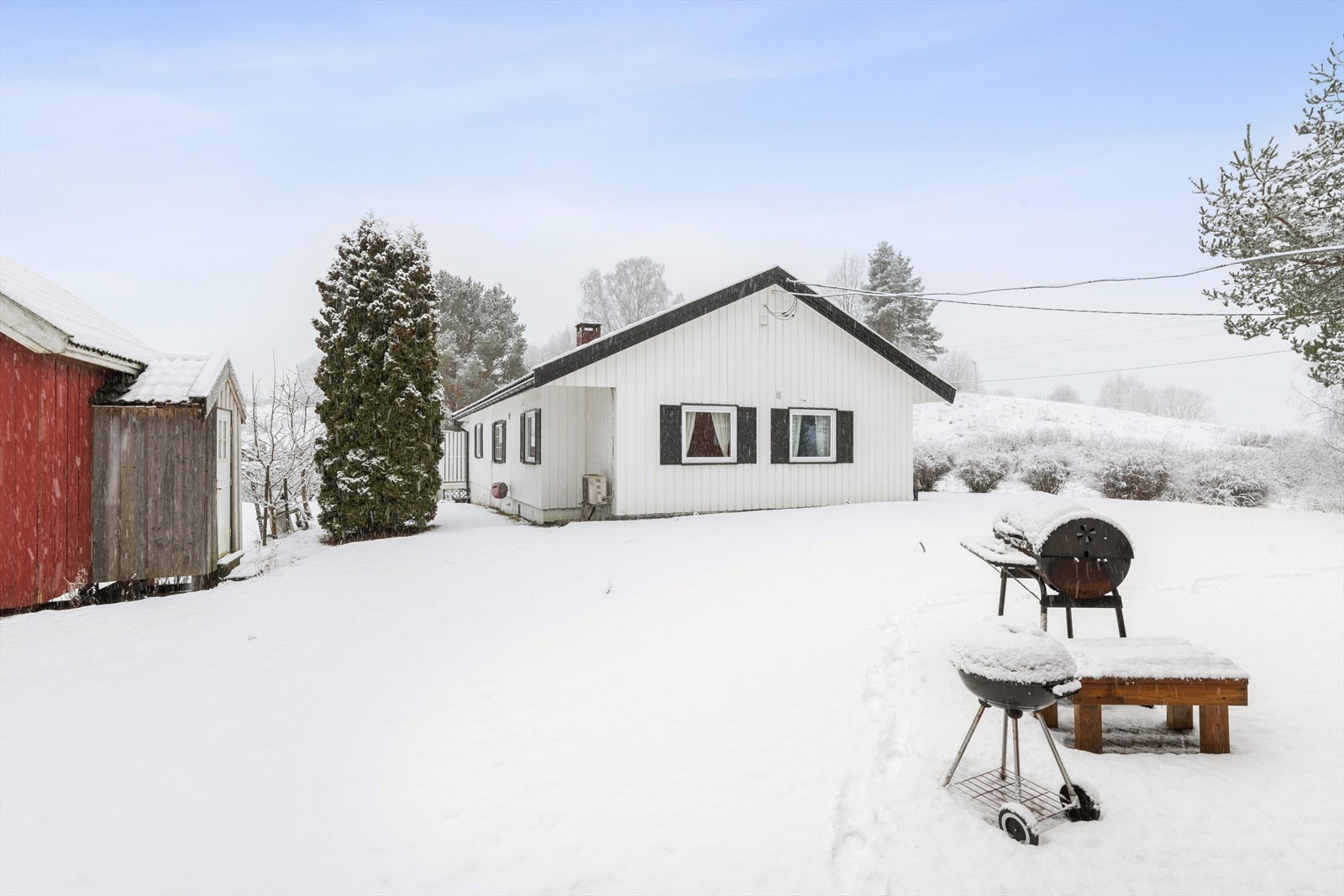 Både stabbur og bolighus er sefrak-merket med gul trekant, og tidfestet fra 1800-tallet, fjerde kvartal. Galleribilde
