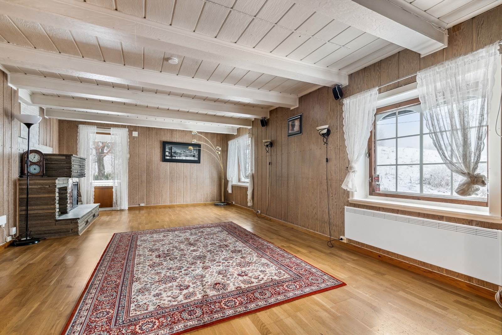 Eneboligen har en lys og romslig stue. Galleribilde