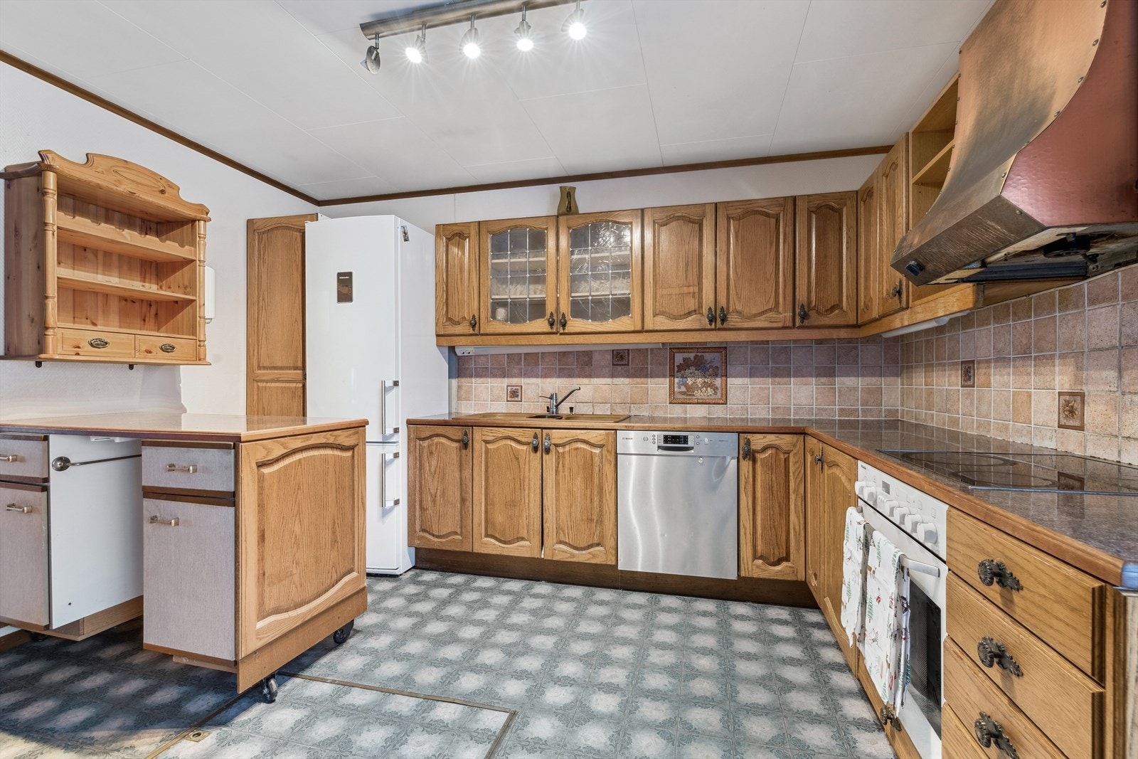 Kjøkkeninnredningen har profilerte fronter og laminat benkeplate med oppvaskkum. Galleribilde