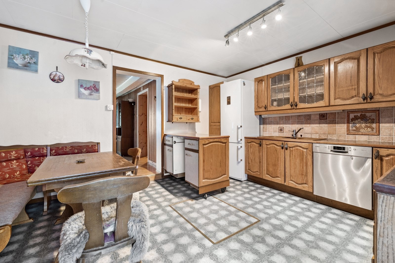 Hvitevarene består av integrert platetopp og stekeovn, underbygget oppvaskmaskin og frittstående kjøl/fryseskap. Galleribilde