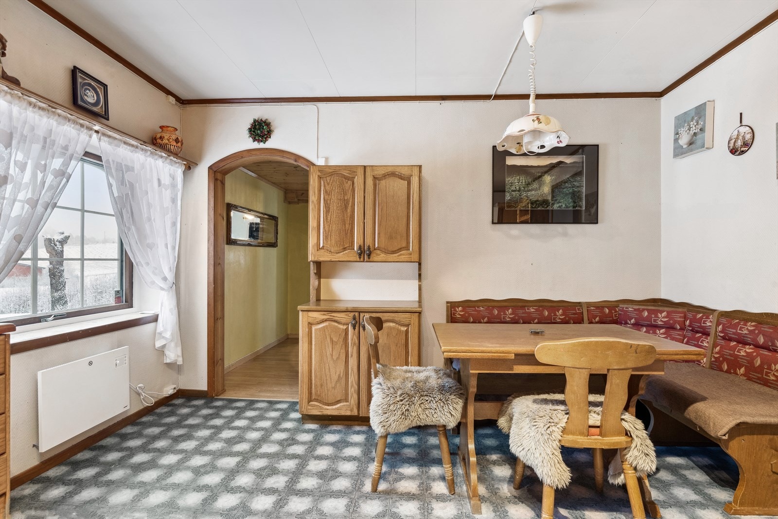 Det er fin plass til spisebord på kjøkkenet. Galleribilde