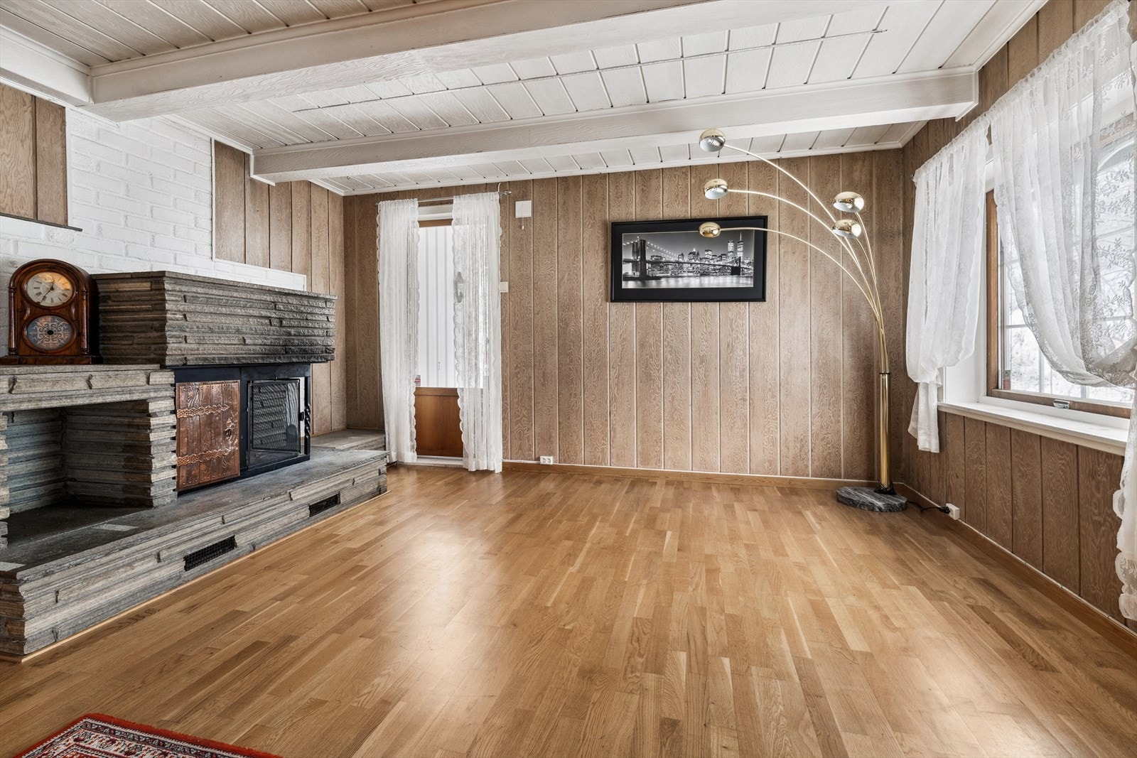 Flere vindusflater slipper inn rikelig med naturlig lys. Galleribilde