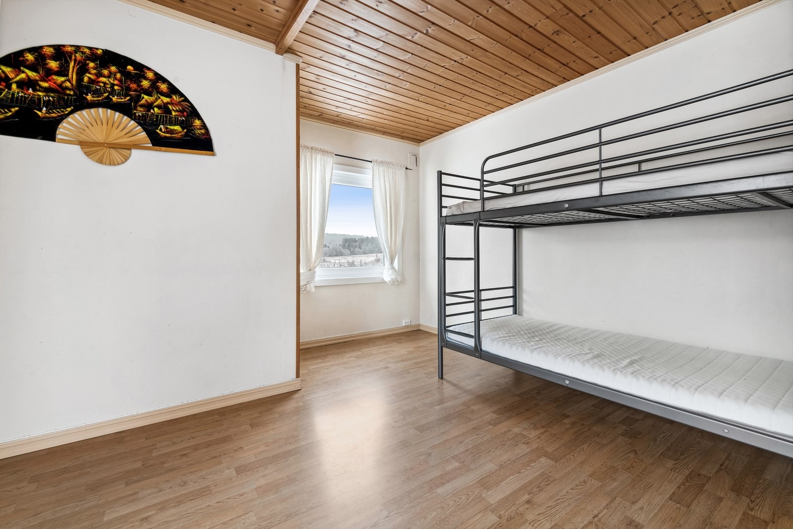 Romslig soverom innenfor soverom/kontor. Galleribilde