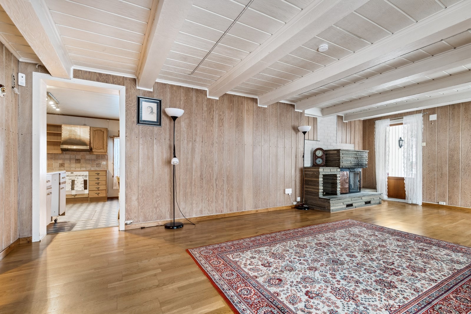 Stuen har god plass til spisestue og sofagruppe med tilhørende møblement. Galleribilde