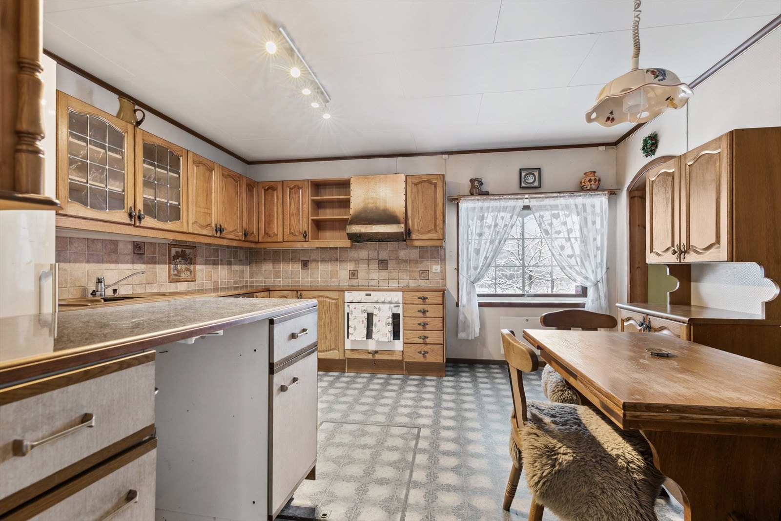 Videre kommer du til et romslig kjøkken med god benke- og skapplass. Galleribilde