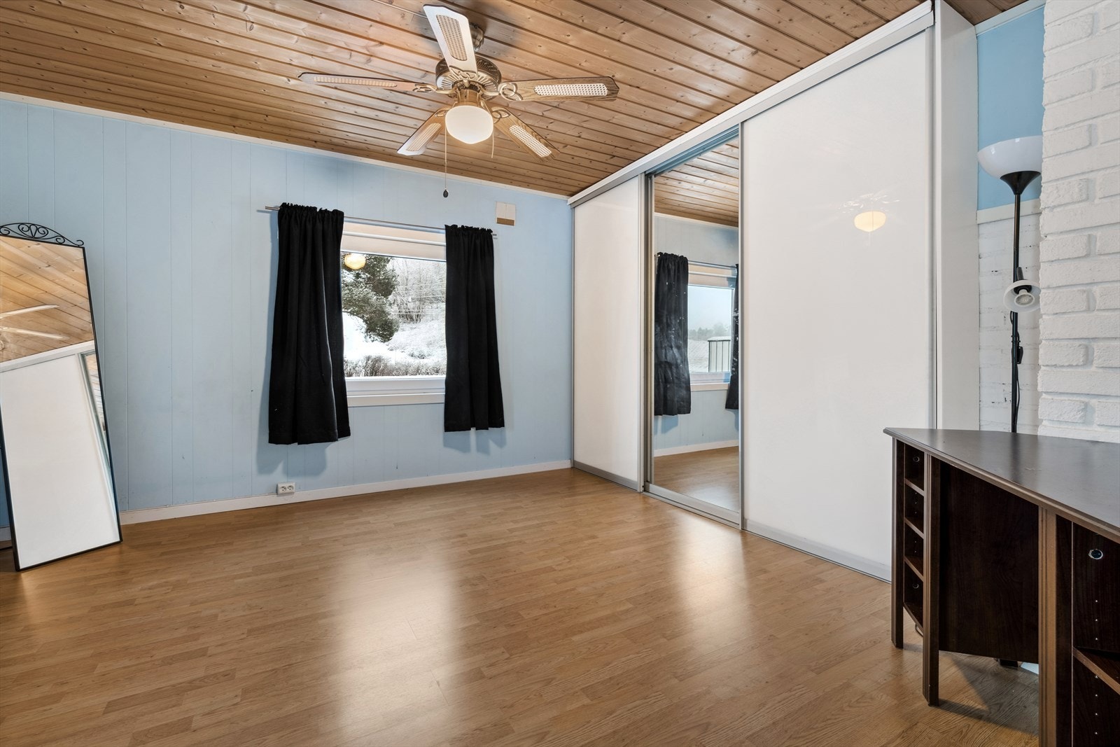 Soverommet har god oppbevaringsplass i en romslig skyvedørsgarderobe. Galleribilde