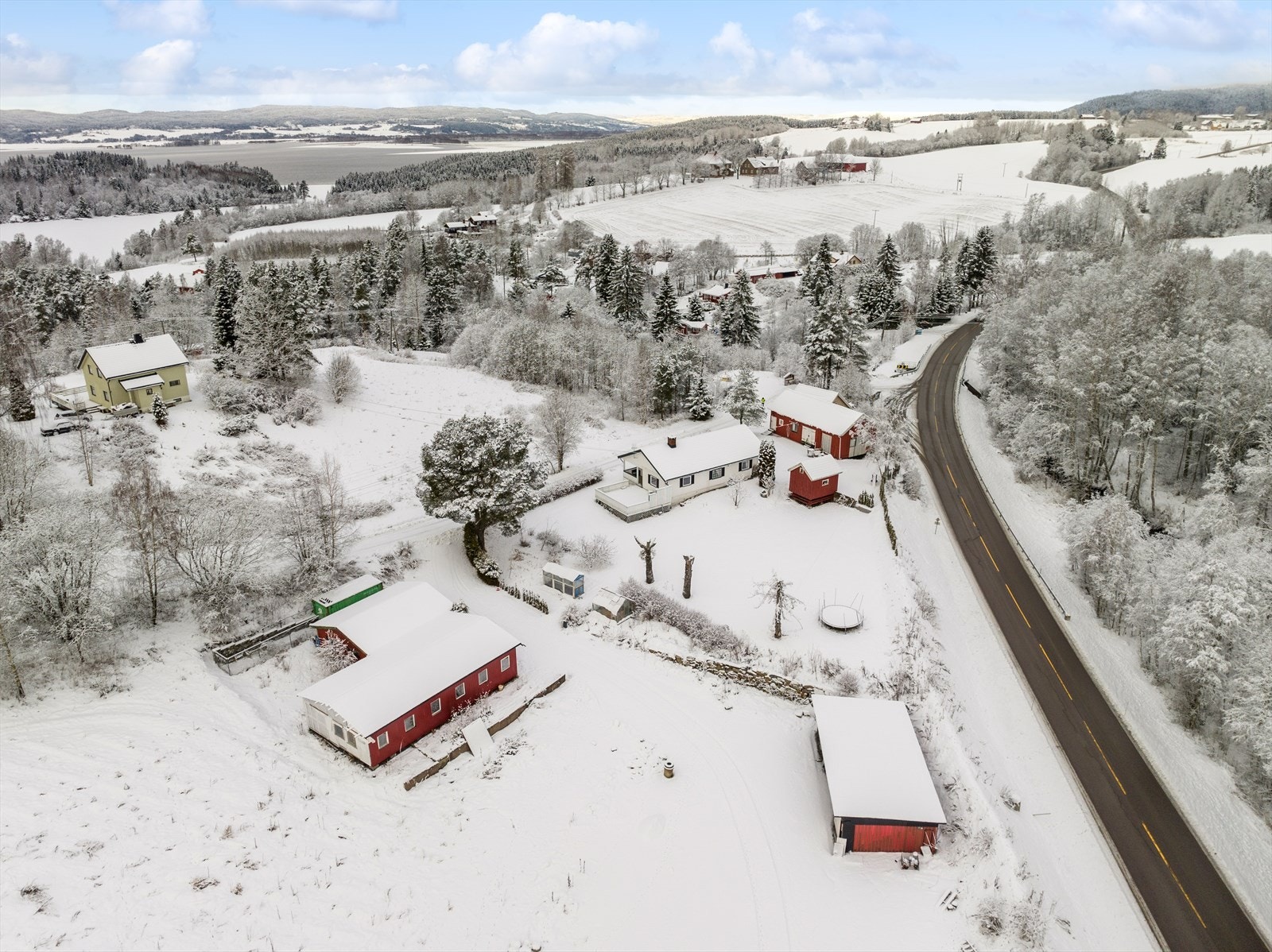 Litt nedenfor boligen finner du både et stort uthus, stall/garasje og drivhus. Galleribilde