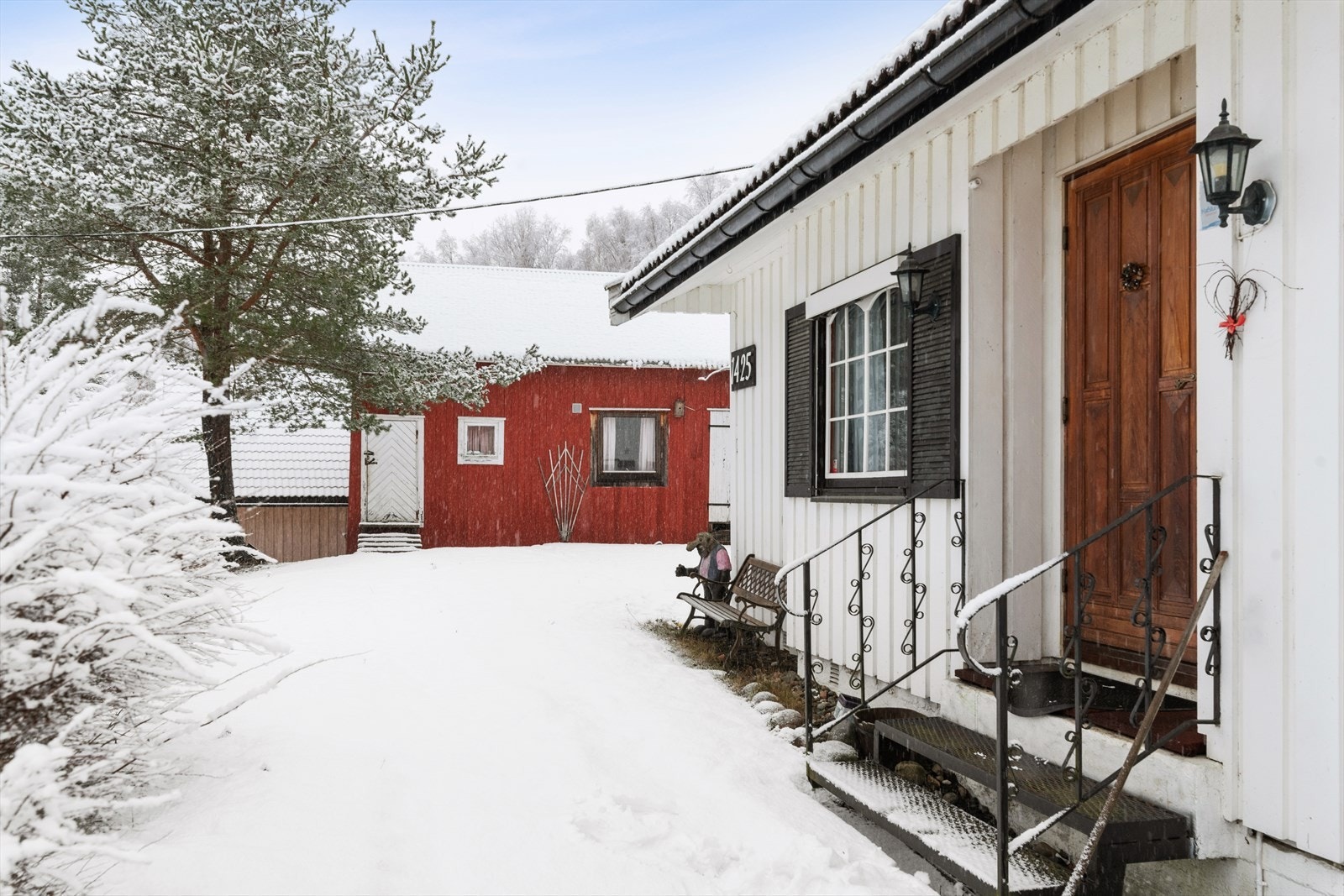 Den romslige eiendommen er pent opparbeidet med plenareal, belegningsstein, busker, trær og diverse beplantning. Galleribilde
