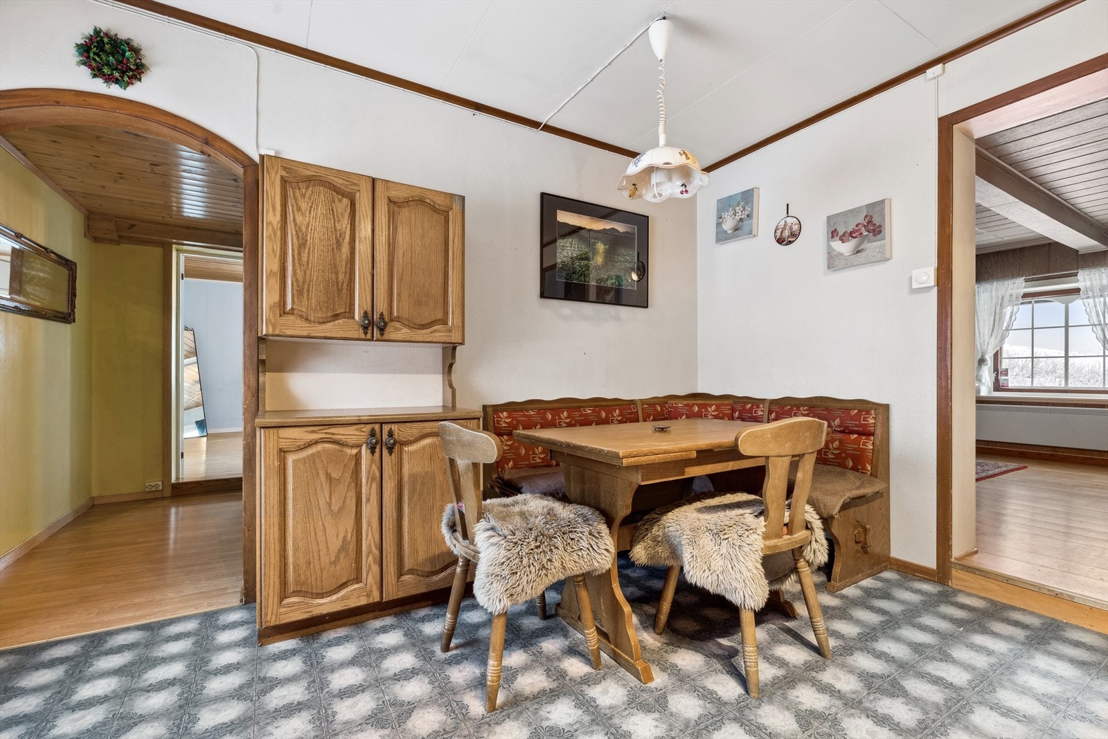 Fra kjøkkenet kan du gå videre til boligens bad og hovedsoverom. Galleribilde