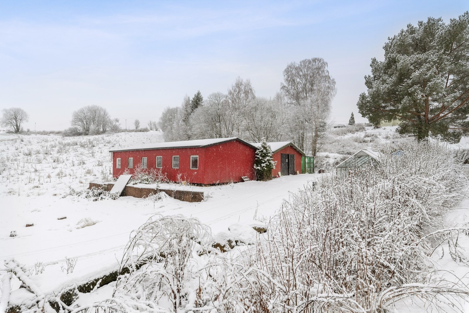 Uthuset er på ca. 106 kvm. Bygningen er ikke ferdigstilt. Galleribilde