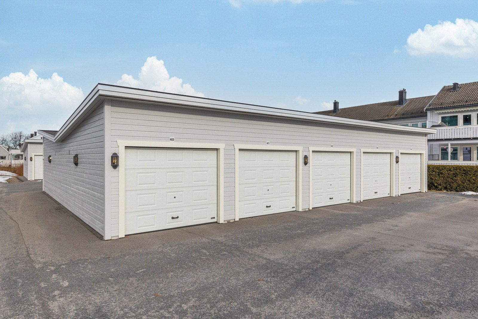 Garasje nr. 40 disponeres av leiligheten. Galleribilde
