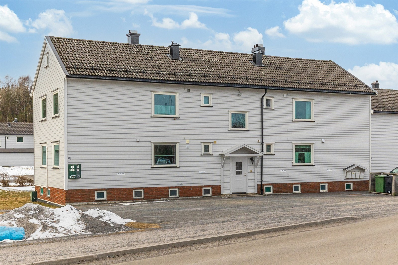 Parkering utenfor leiligheten markert med "1.etg Syd". Galleribilde