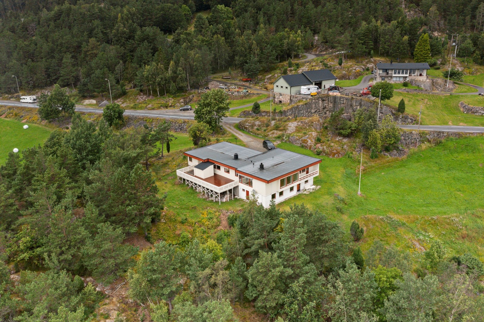 Boligen ligger fritt og fint til på Sæle, ca. 19km vest for Balestrand Galleribilde