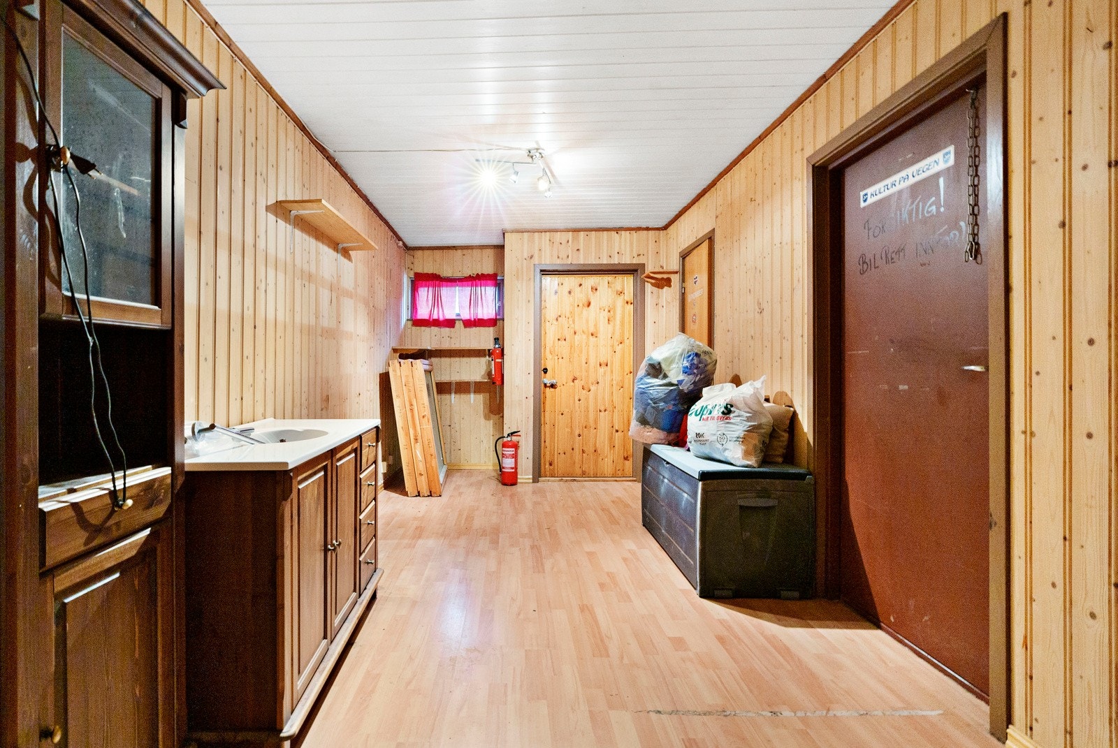 Bod / gang med adkomst til garasjen Galleribilde