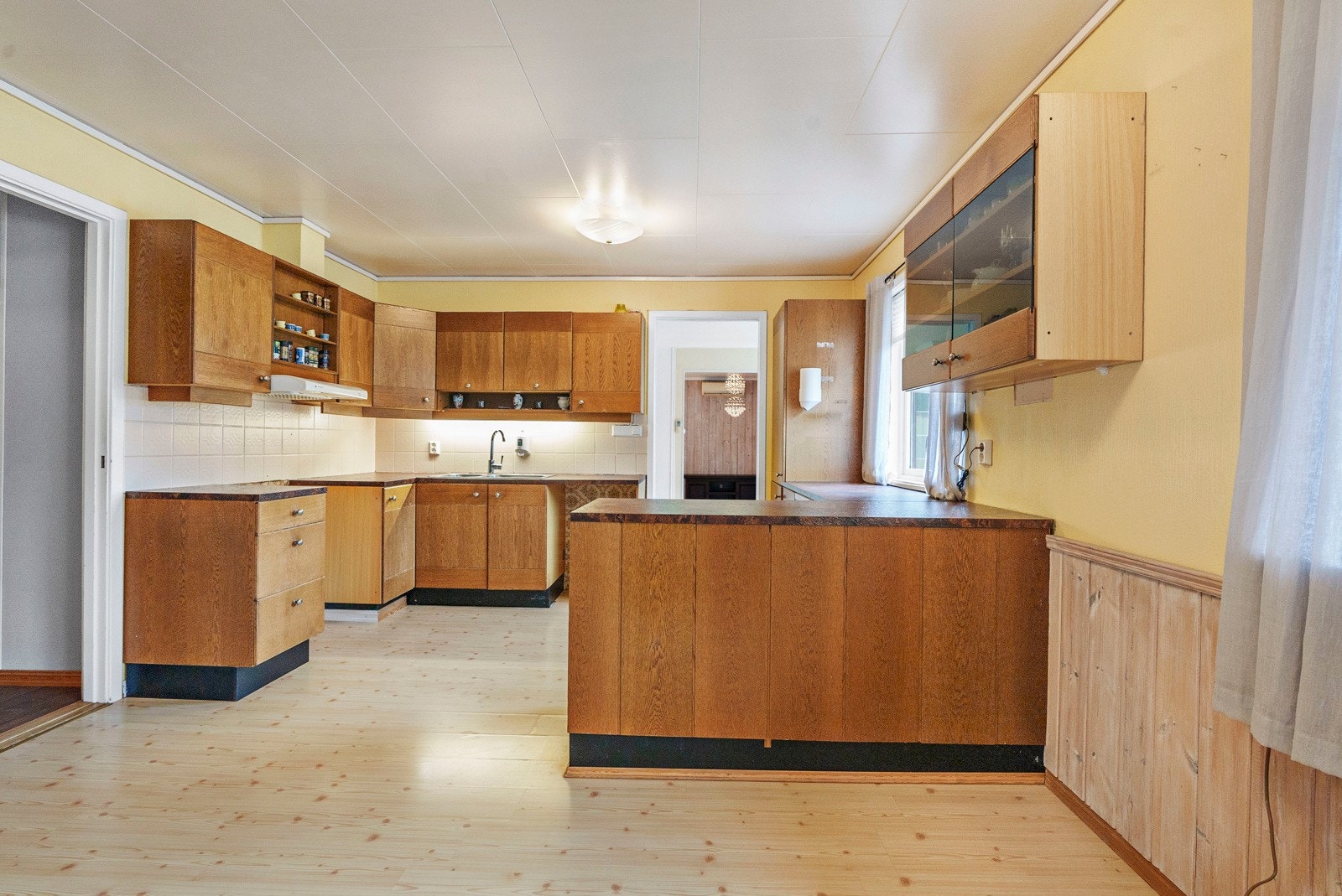 Kjøkkenet har en romslig innredning med mye skap- og benkeplass Galleribilde