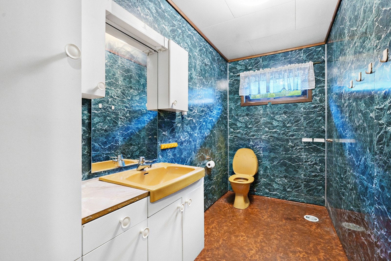 Bad nr.2 på hovedplan med standard fra byggeår Galleribilde