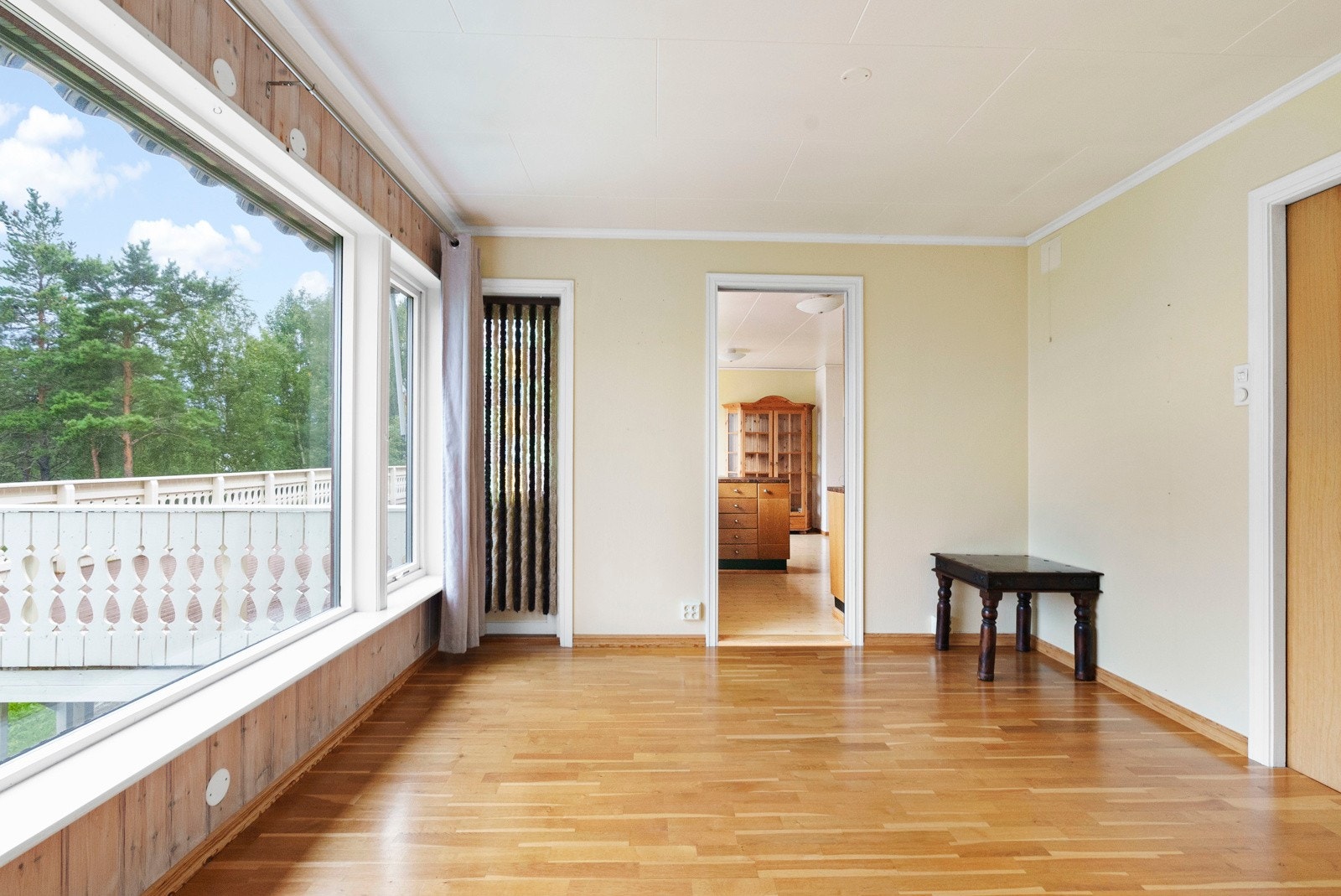 Stue på hovedplan - i fasade mot sør er det utgang til veranda Galleribilde