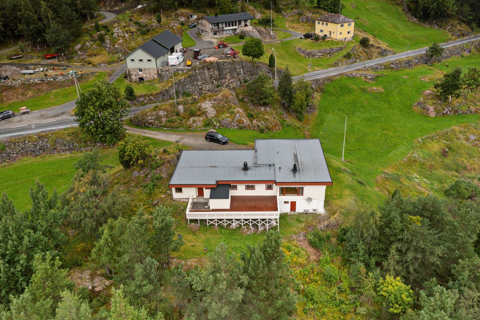 Eiendommen består av enebolig med utleieleilighet i sokkeletasjen Galleribilde