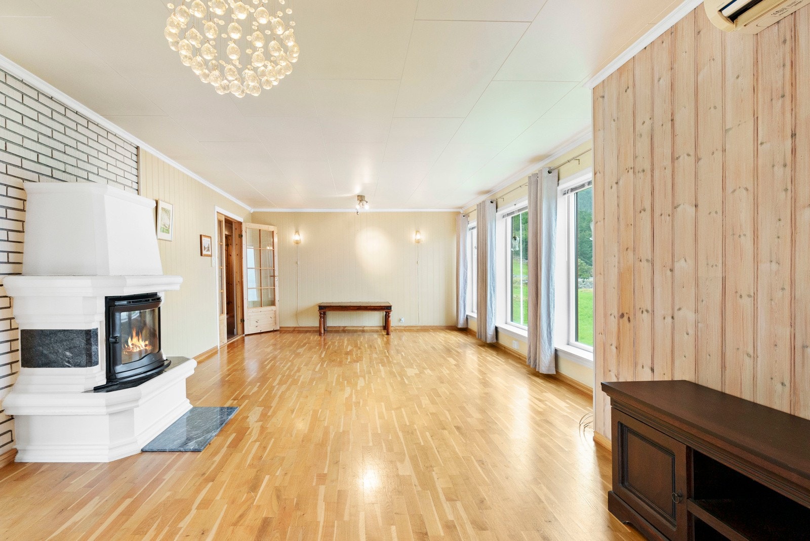 Stue på hovedplan med store vindu med utsikt over Sognefjorden Galleribilde