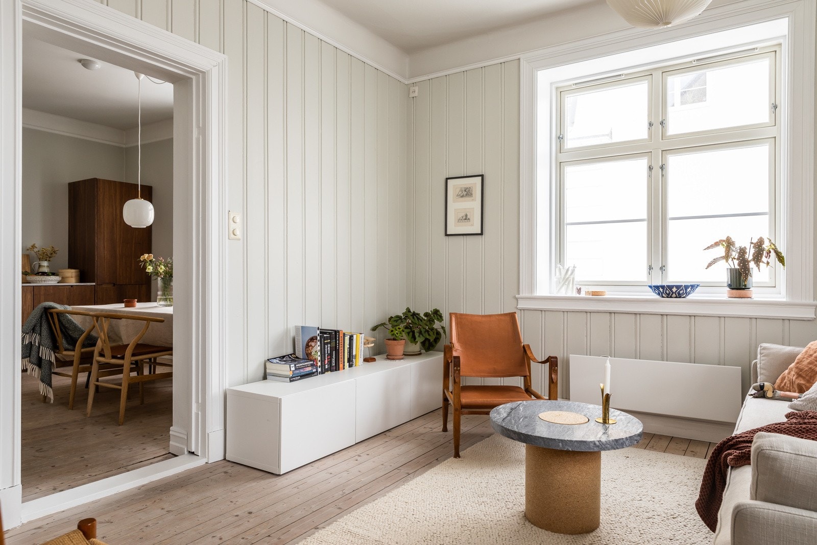 Store vindusflater med dype karmer i samtlige rom. Mulighet for å ha tv i stue. Galleribilde
