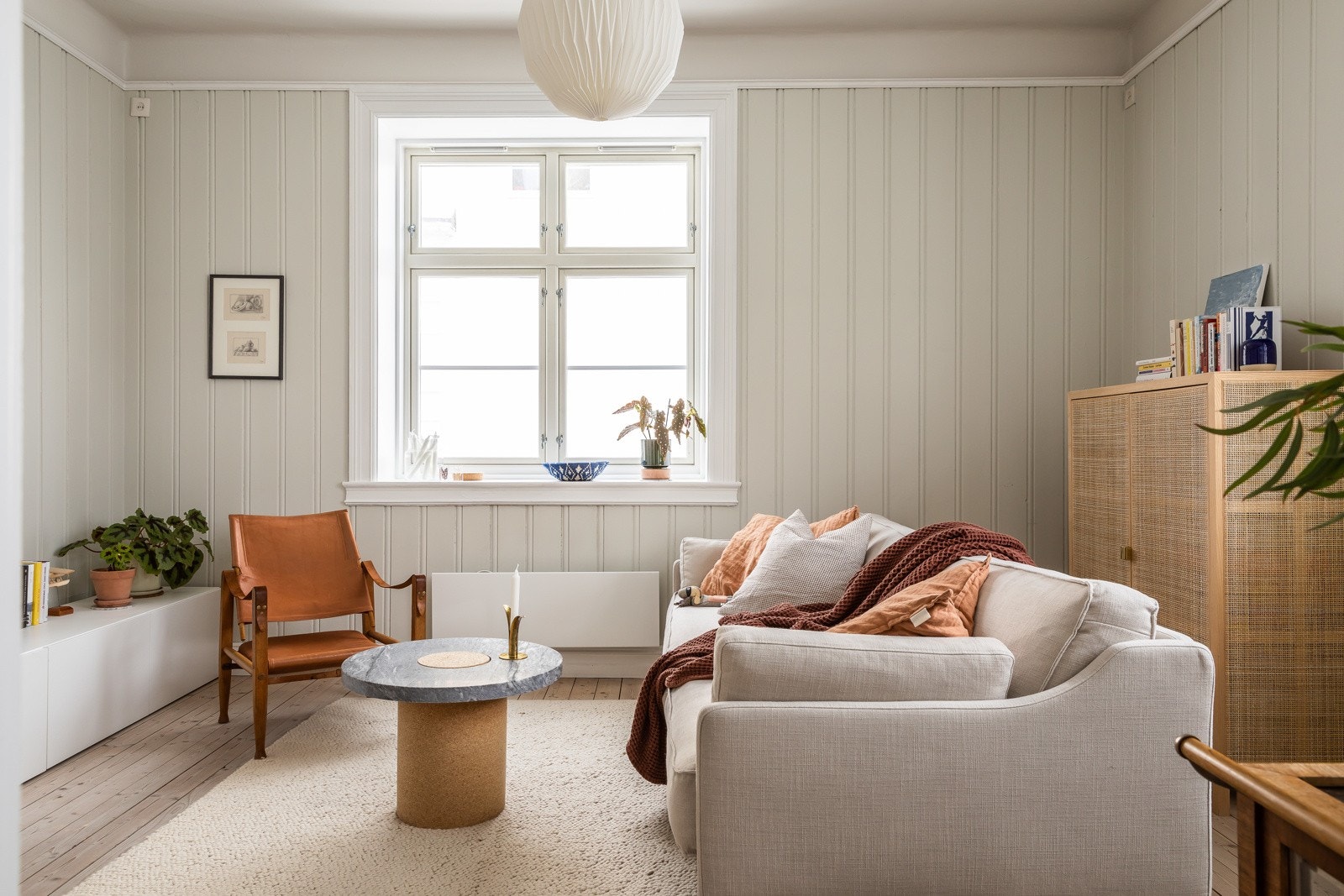 Sjarmerende hjem med malt panel på vegg i kombinasjon med heltre gulv. Galleribilde