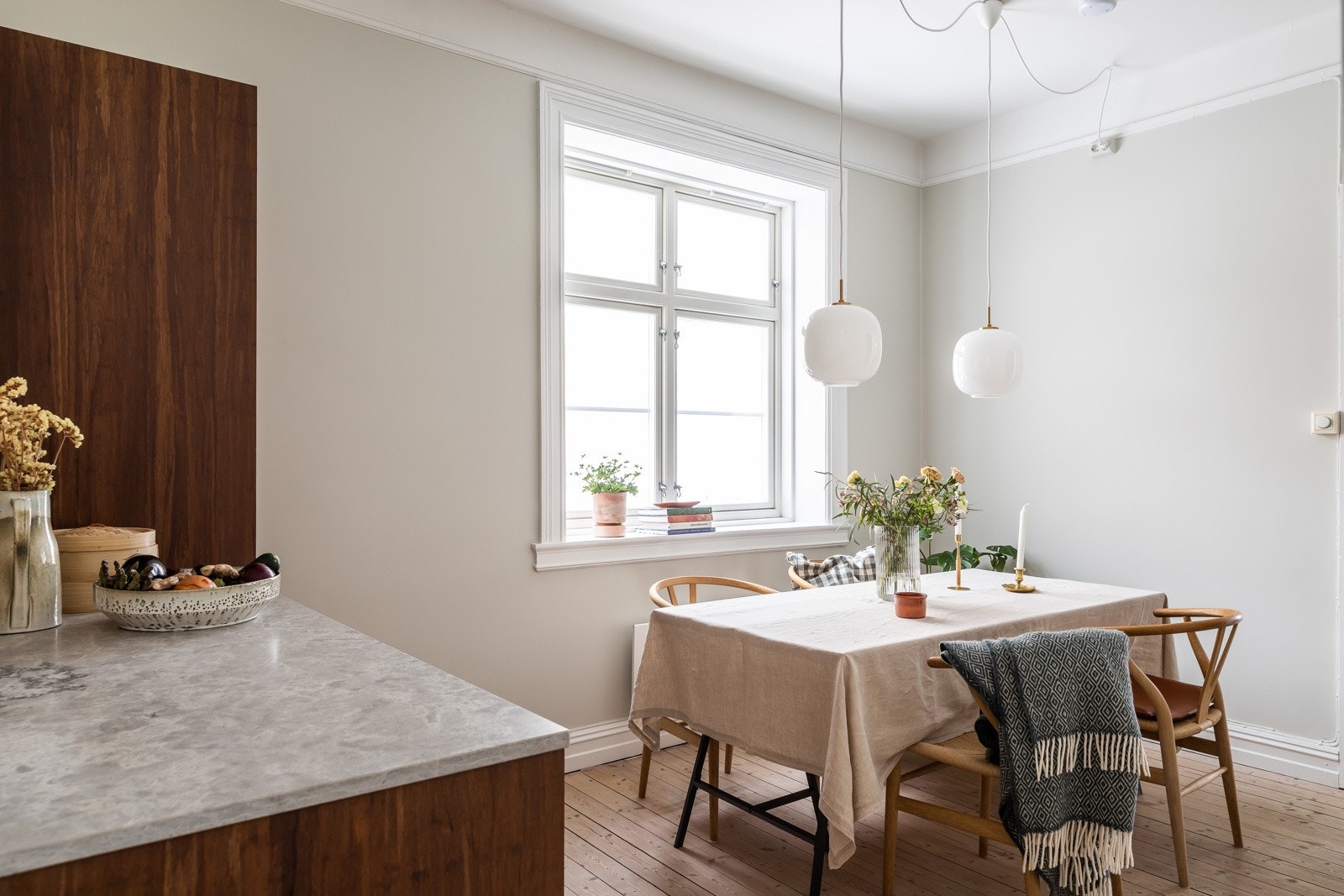Et trivelig hjemmekontor, og spiseplass for mange gjester. Galleribilde