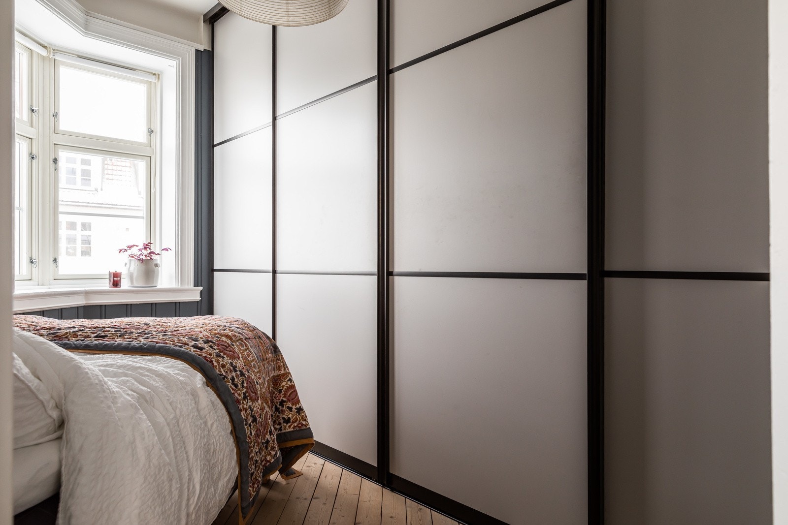 Stor skyvedørsgarderobe med rikelig lagringsplass. Galleribilde