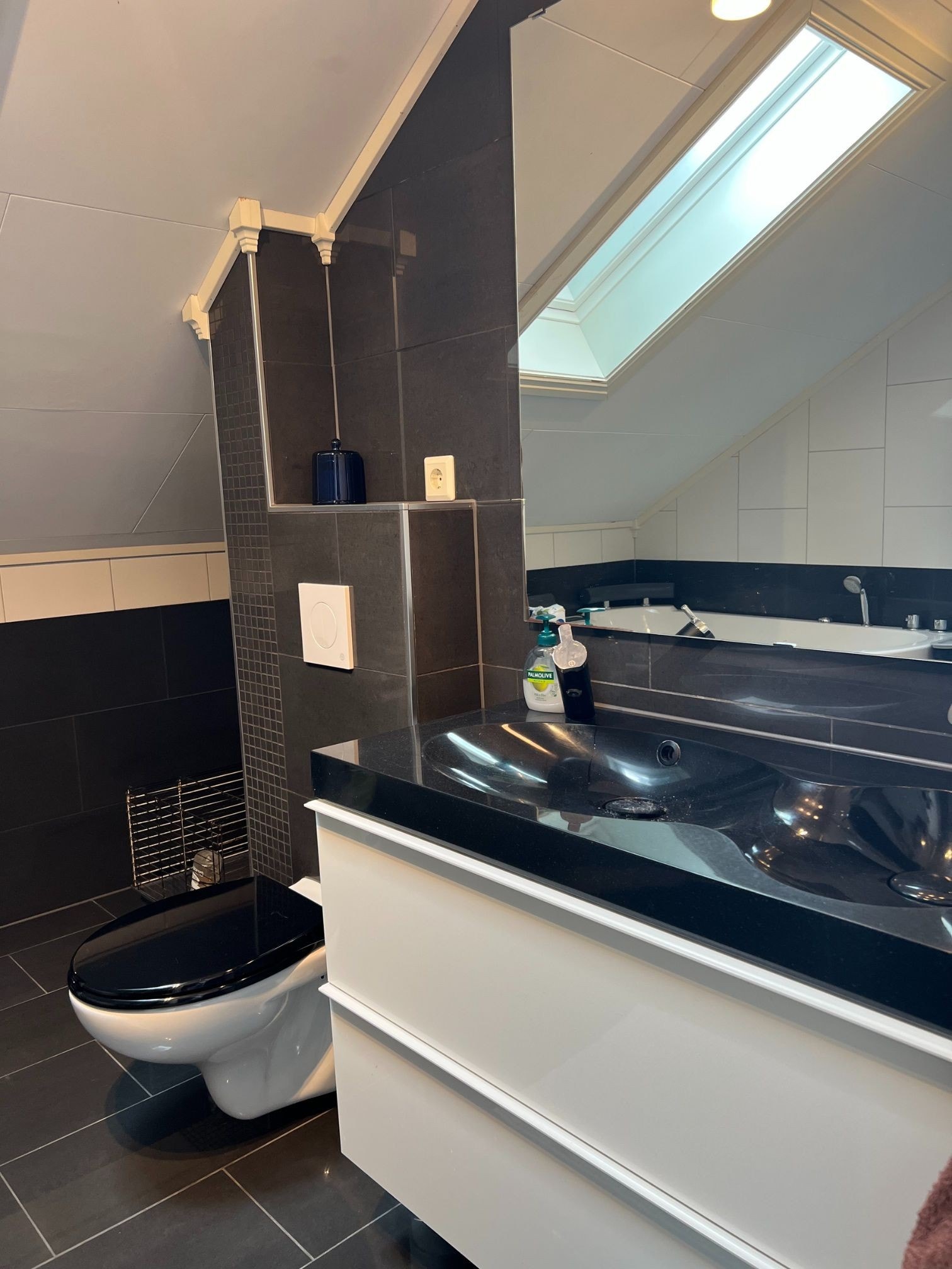 Hovedbad i 2. etg med badekar og dusj Galleribilde