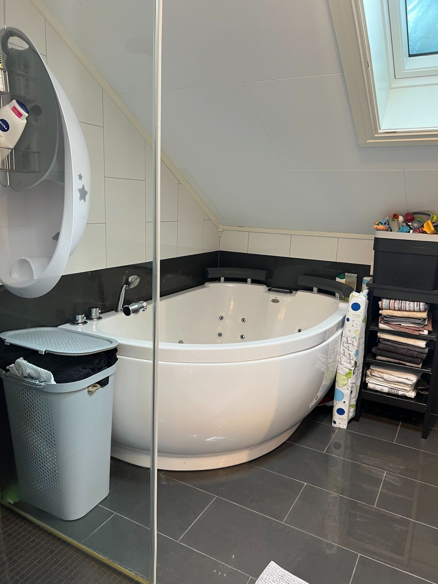 Hovedbad i 2. etg med badekar og dusj Galleribilde