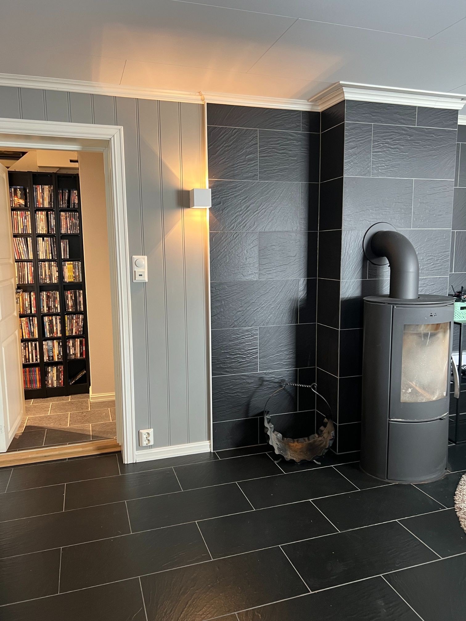 Kjellerstue med peis Galleribilde