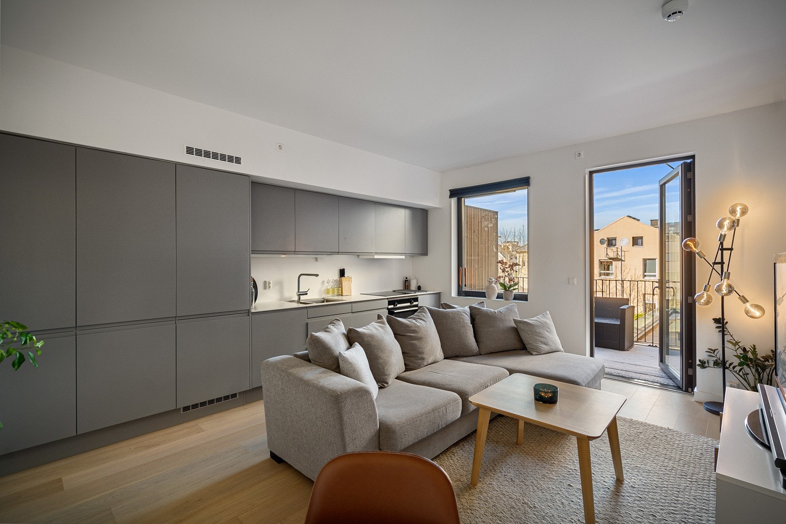 Stuen er lys og ligger i åpen løsning med kjøkkenet. Her har du god plass til både sofa og spiseplass. Fra stuen er det utgang til en tiltalende og romslig balkong Galleribilde