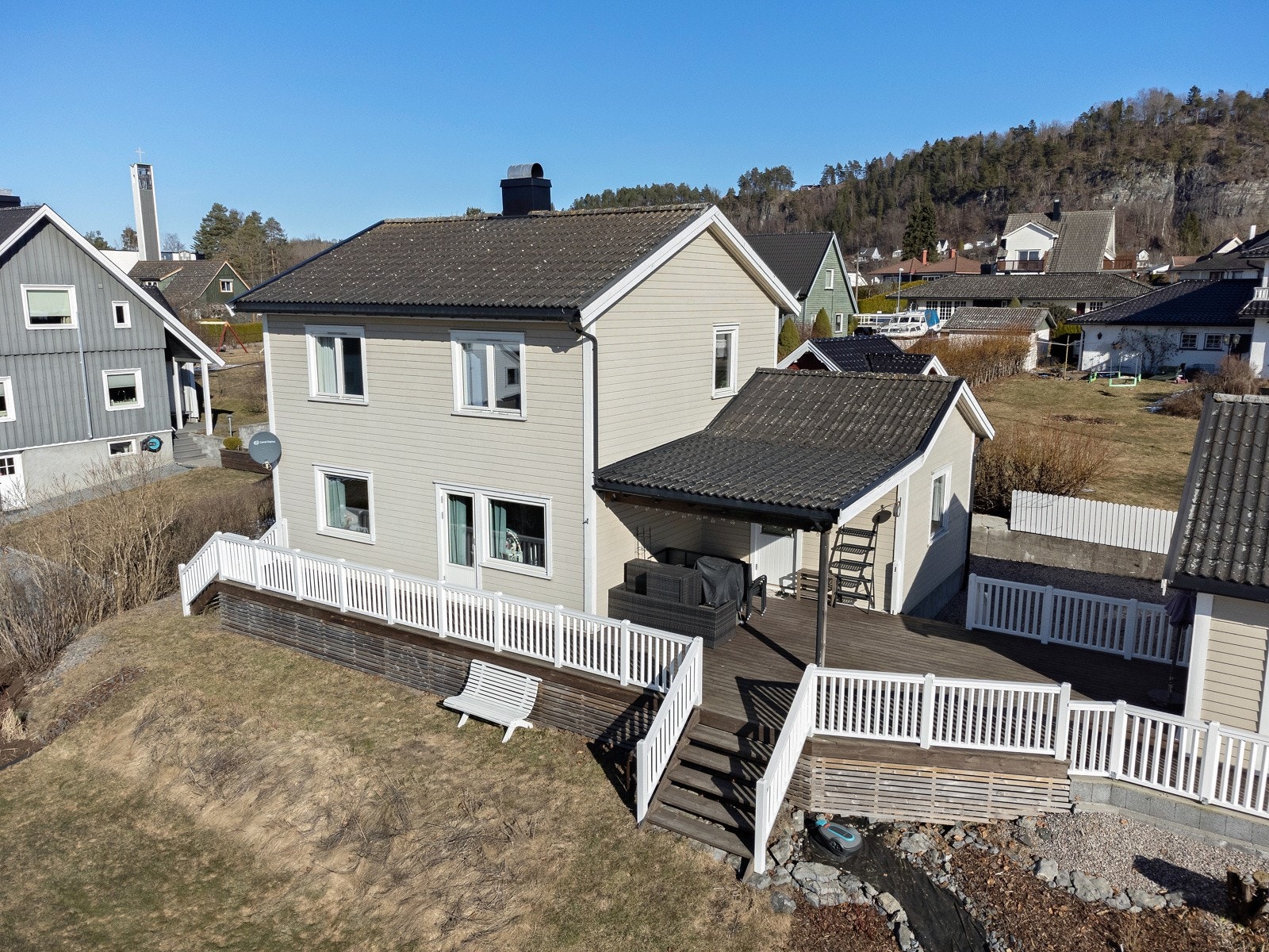 Enebolig med romslig terrasse og garasje Galleribilde
