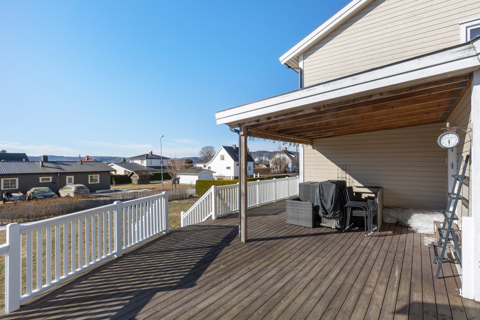 Romslig terrasse som er delvis overbygget Galleribilde