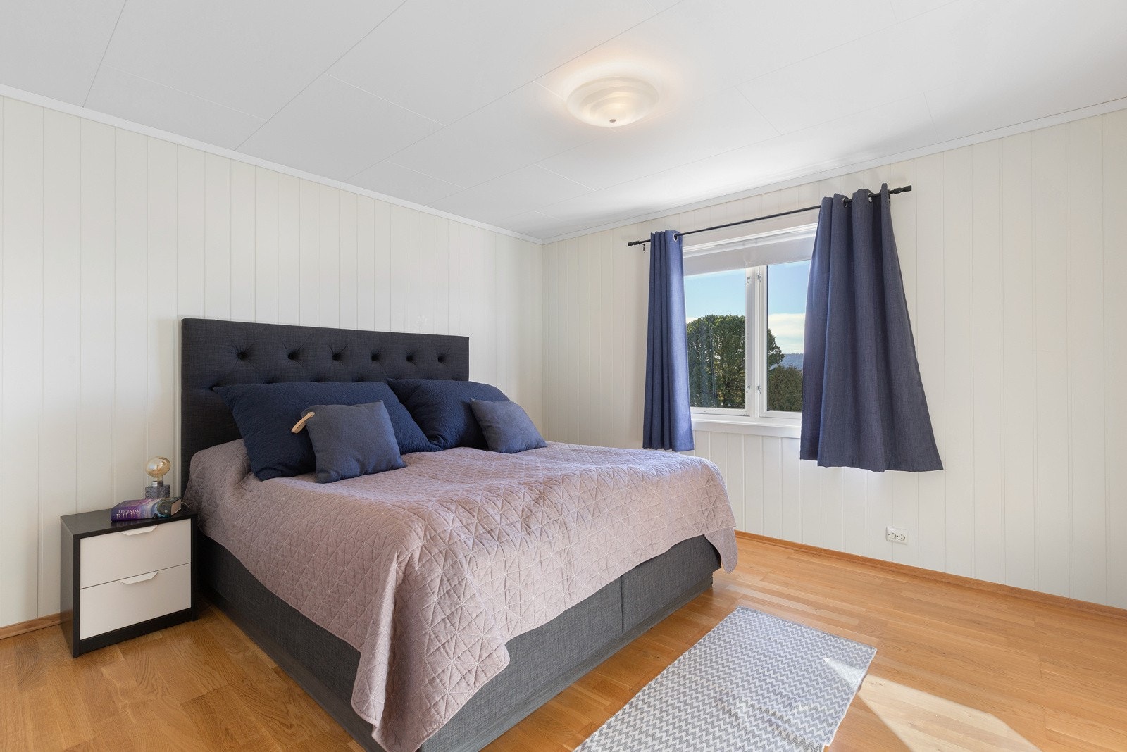 Pent hovedsoverom med god plass for dobbeltseng Galleribilde