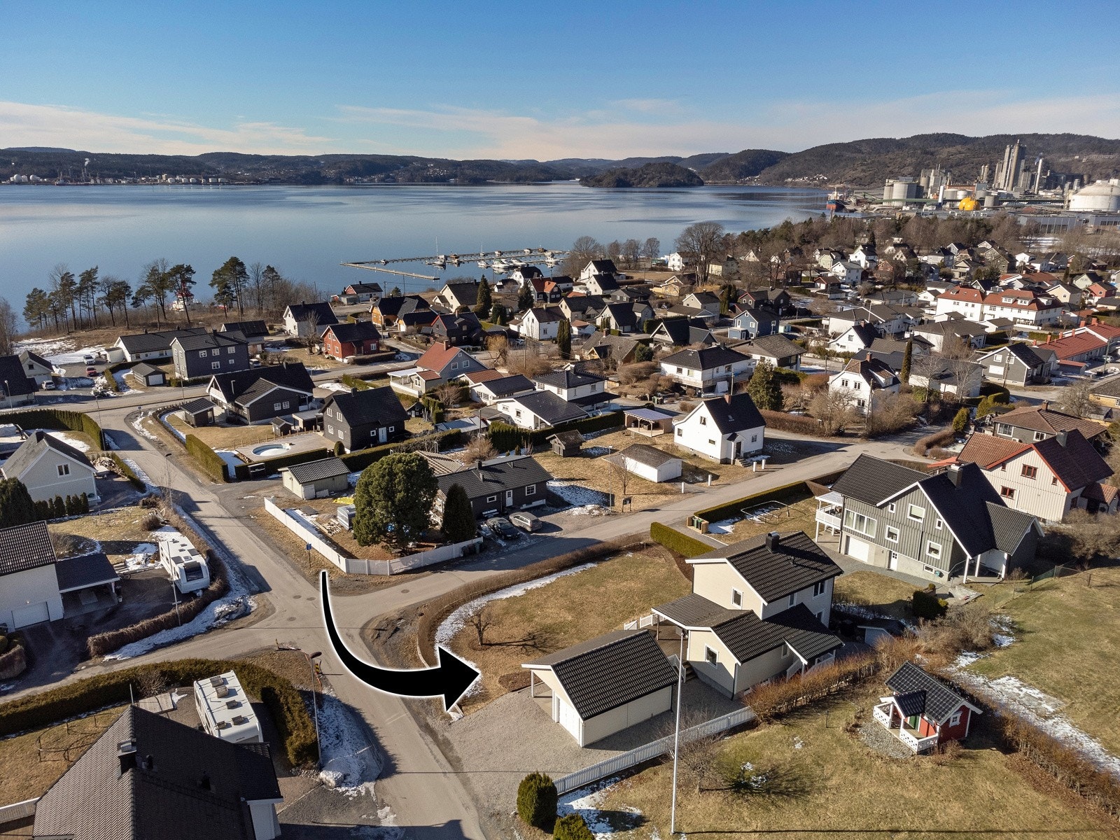 Eneboligen er oppført i 1951 og garasjen er oppført i 2003. Galleribilde