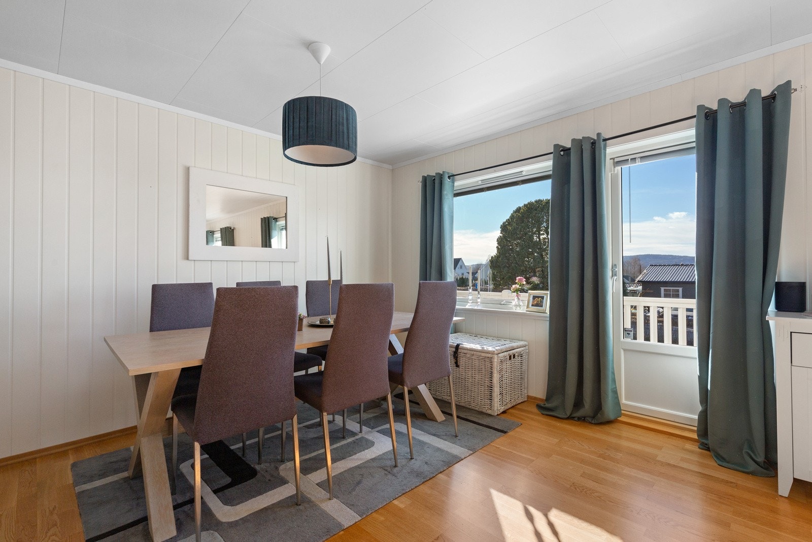 God plass til spisebord ved vinduet! Galleribilde