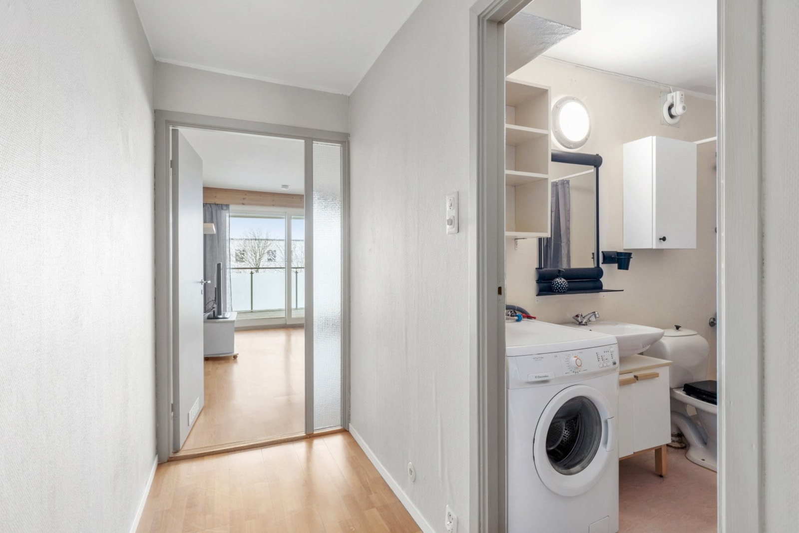 Gang/entré sett mot stue og bad. Galleribilde