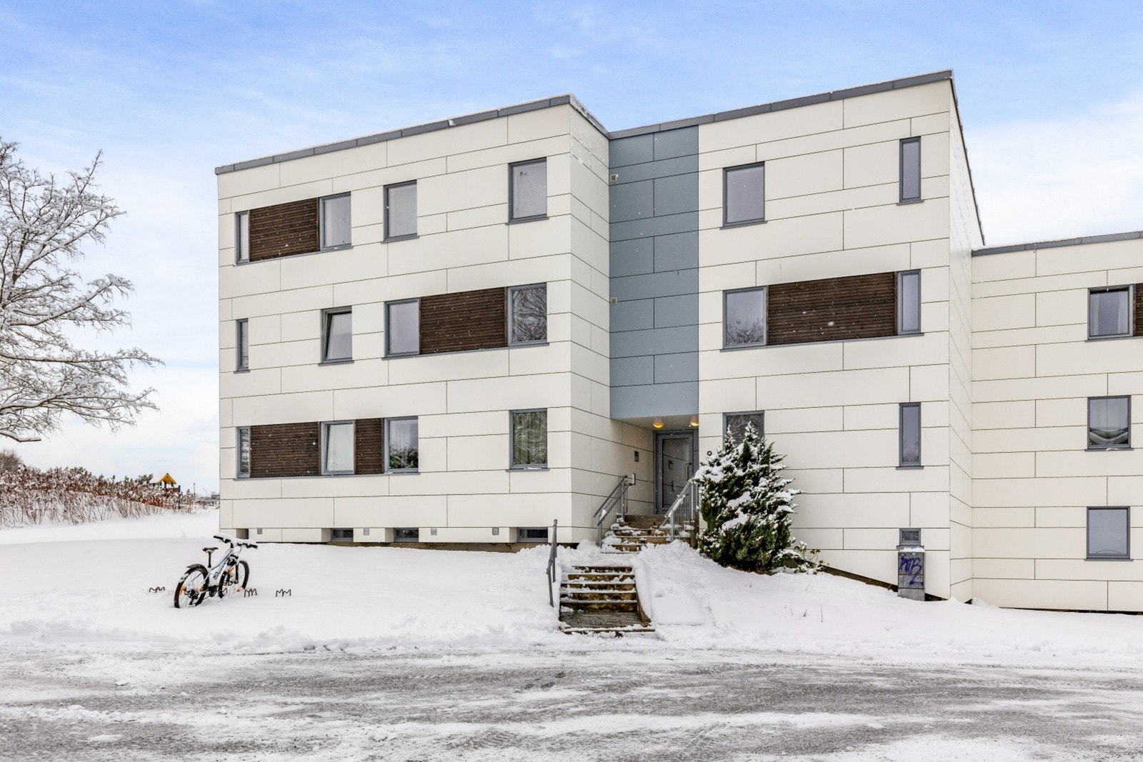 Fasade/inngangsparti. Leiligheten har godt med lagringsplass i to eksterne boder. Galleribilde