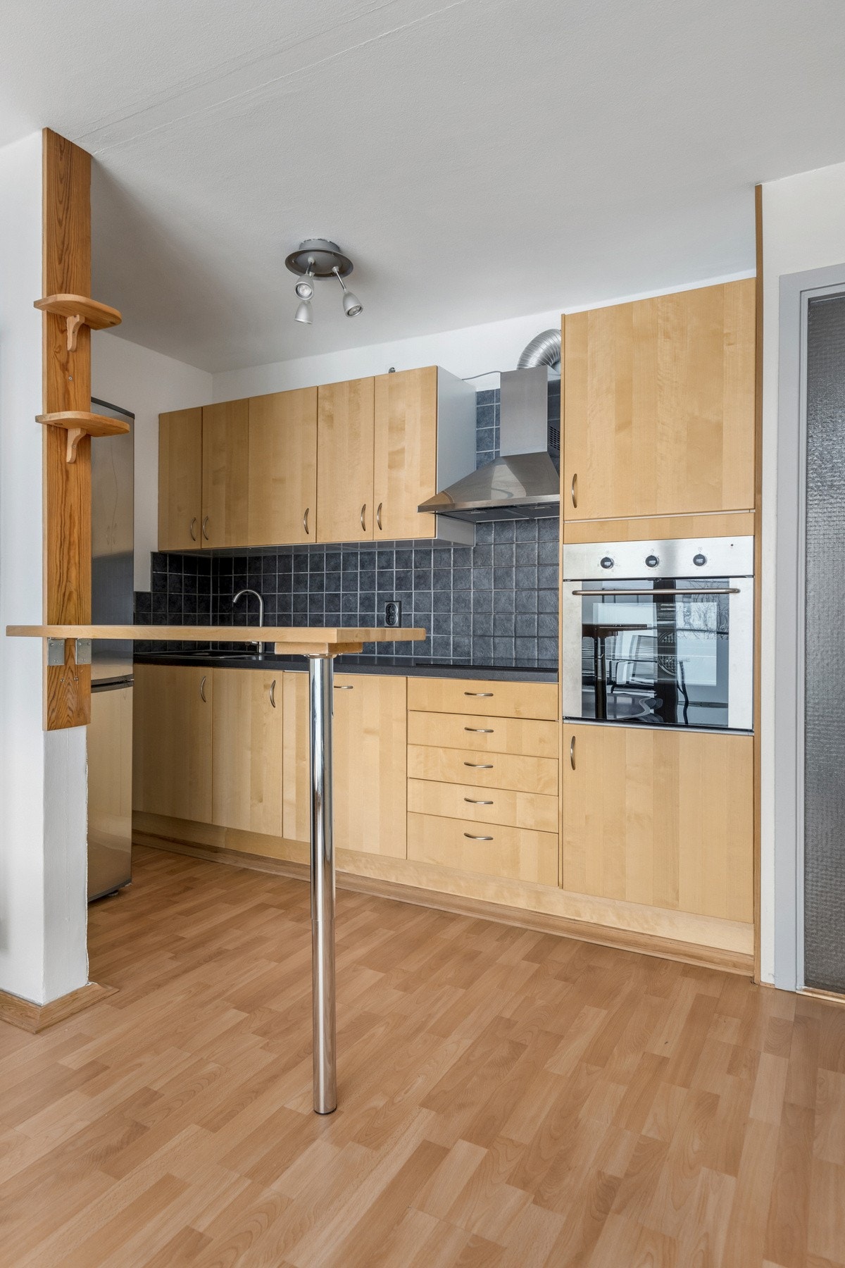 Nedfellbar barløsning i overgangen mellom stue og kjøkkenet. Galleribilde