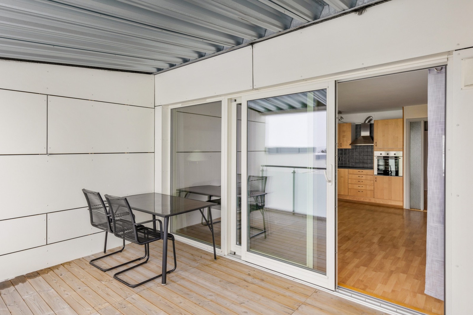 Med skyvedør oppleves den vestvendte balkongen som en naturlig forlengelse av stua. Galleribilde