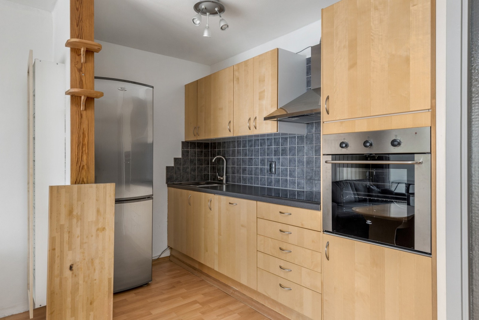 Kjøkkenet har godt med skapplass. Integrert platetopp og stekeovn i høyskap. Galleribilde