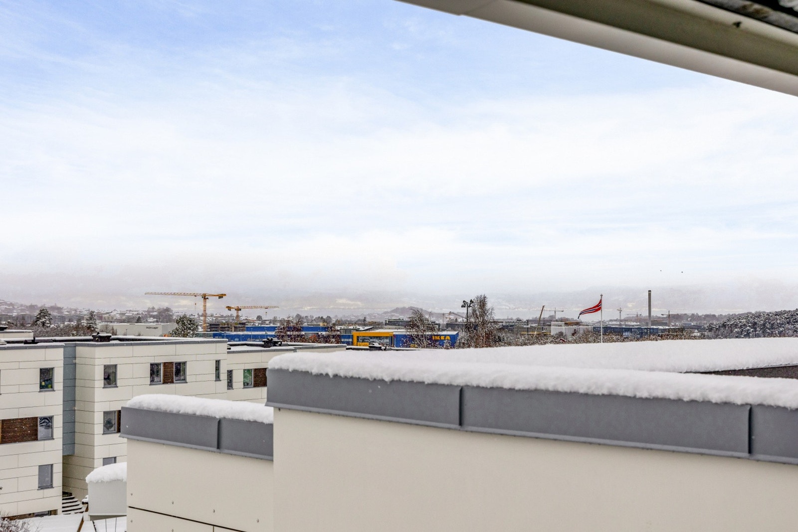 Man har en herlig utsikts mot Trondheimsfjorden, og solen nyter man fra ca. kl. 13:00 til solnedgang på sommerstid. Galleribilde