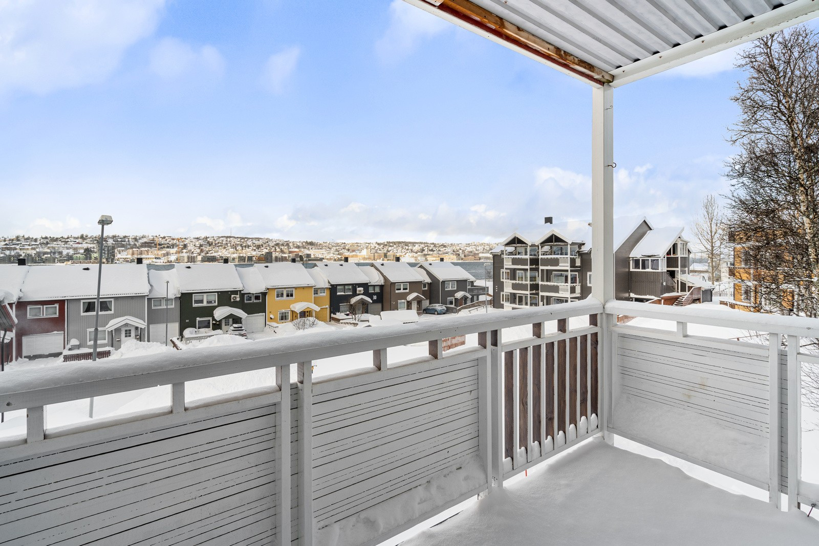 Vestvendt veranda med svært gode solforhold og god plass for utemøbler - Et perfekt sted å nyte finværsdagene i Tromsø! Boligen